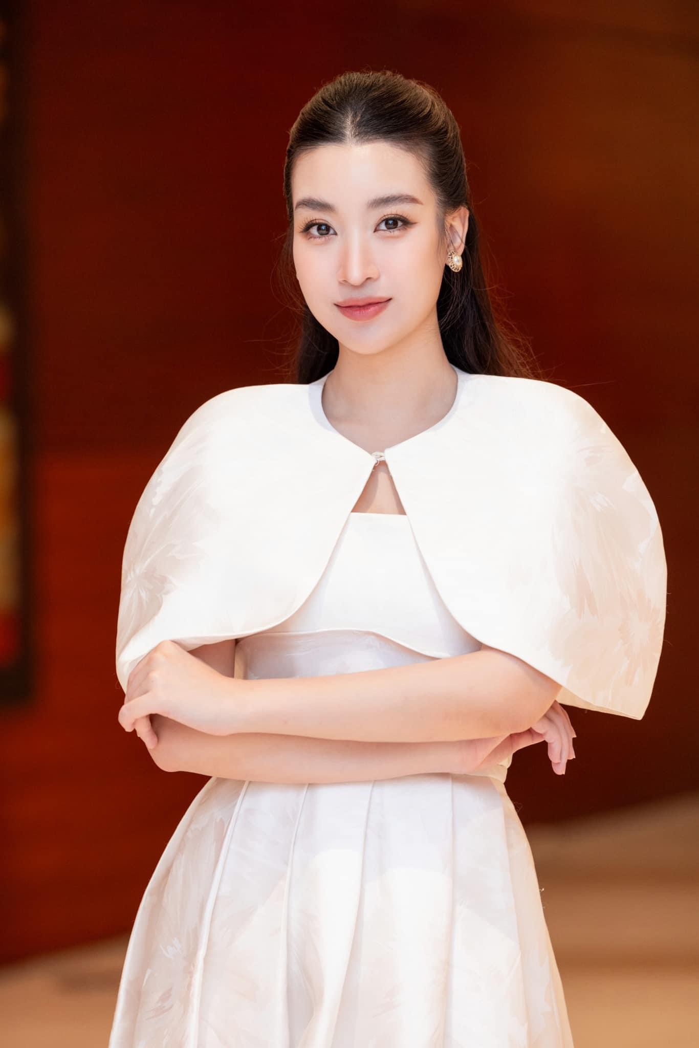 2 mẹ bỉm của Hoa hậu Việt Nam 2016 hội ngộ: Mỹ nhân từng bị Đỗ Mỹ Linh &#34;đánh bại&#34; nay không kém sắc vóc - 13