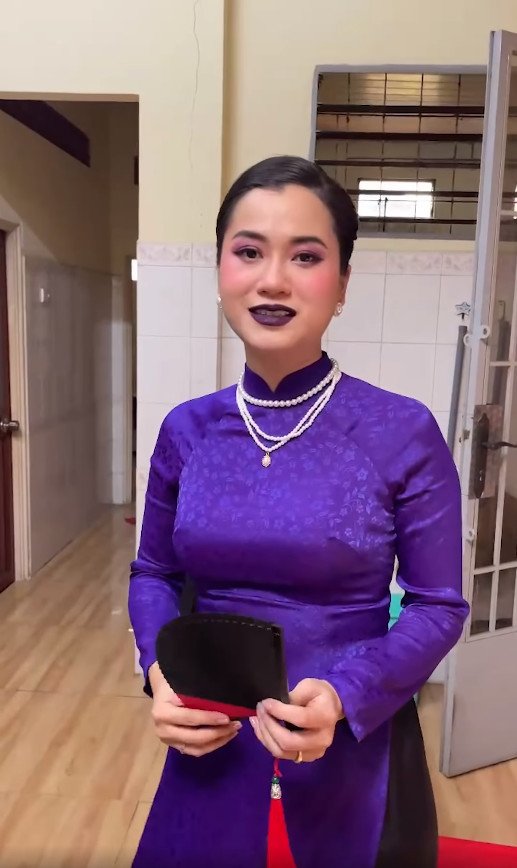 Độc lạ mùa Tết, Lâm Vỹ Dạ mặc áo dài nhưng chọn kiểu trang điểm không giống ai - 4