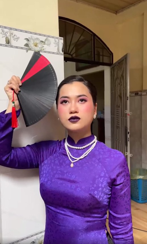 Độc lạ mùa Tết, Lâm Vỹ Dạ mặc áo dài nhưng chọn kiểu trang điểm không giống ai - 3