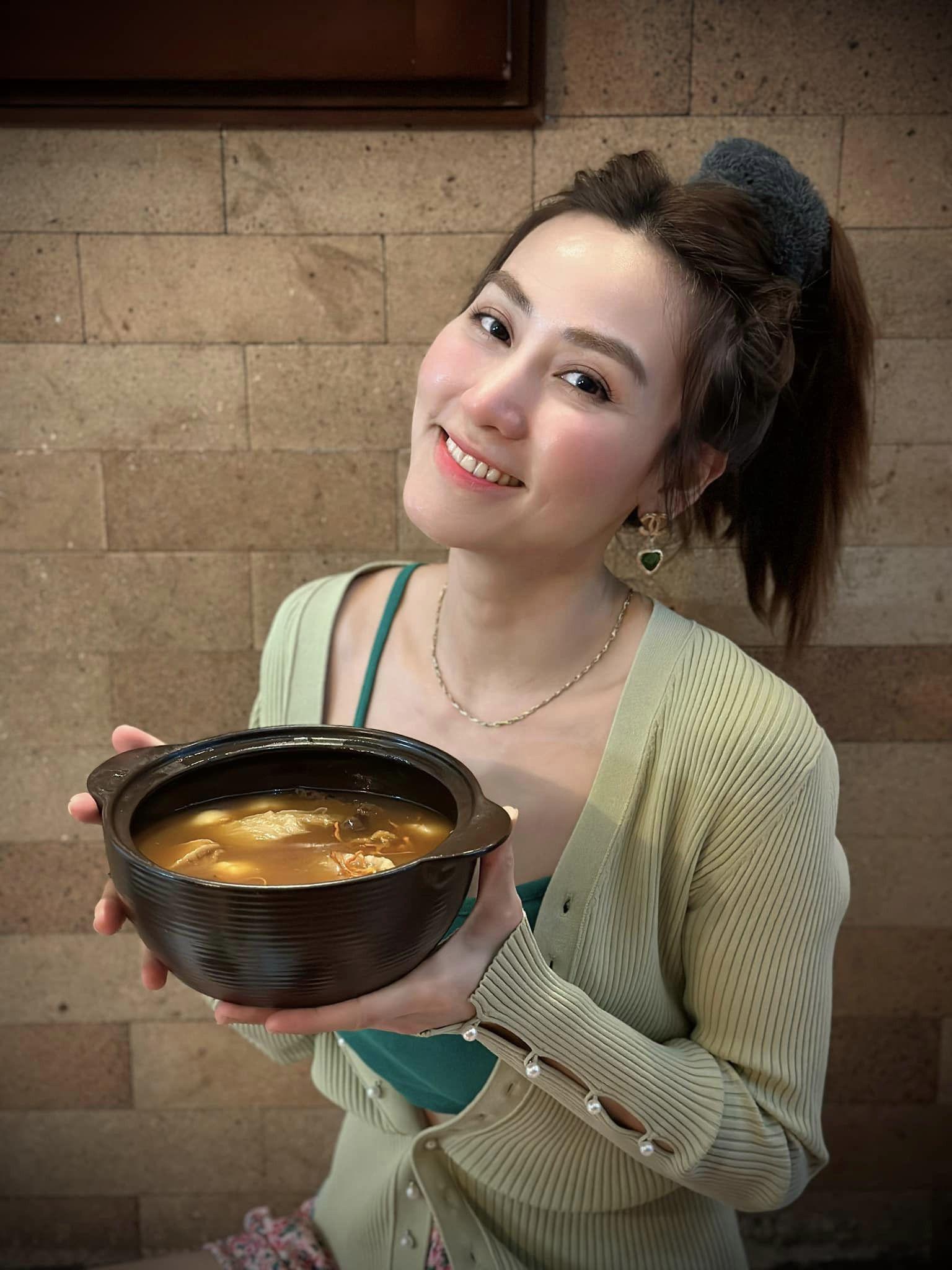 &#34;Tình đầu quốc dân&#34; Ngân Khánh U40 vẫn mơn mởn, không cần &#34;dao kéo&#34; mà vẫn trẻ nhờ đâu? - 11