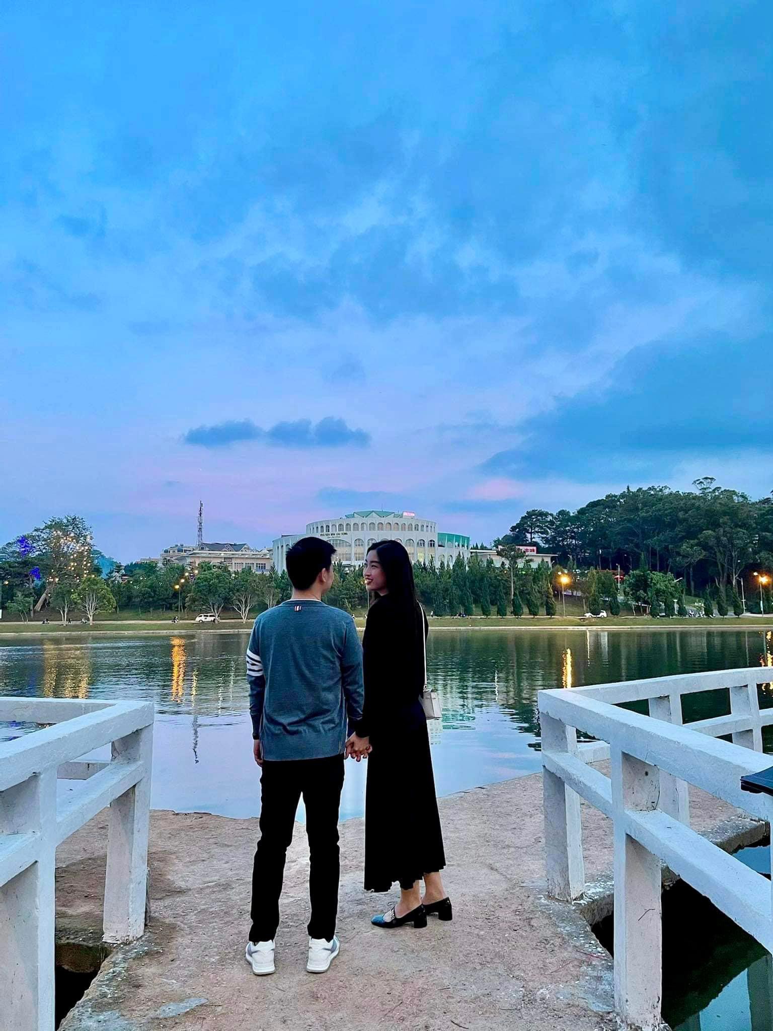 Ông xã Đỗ Mỹ Linh mặc đồ hiệu không kém vợ, có lúc dùng món đồ đậm chất nữ tính - 12