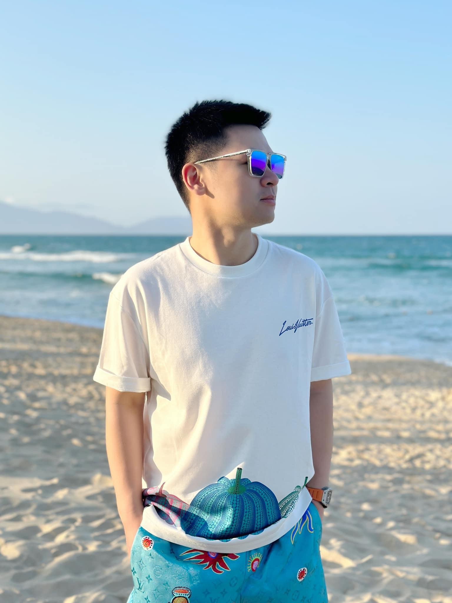 Ông xã Đỗ Mỹ Linh mặc đồ hiệu không kém vợ, có lúc dùng món đồ đậm chất nữ tính - 14