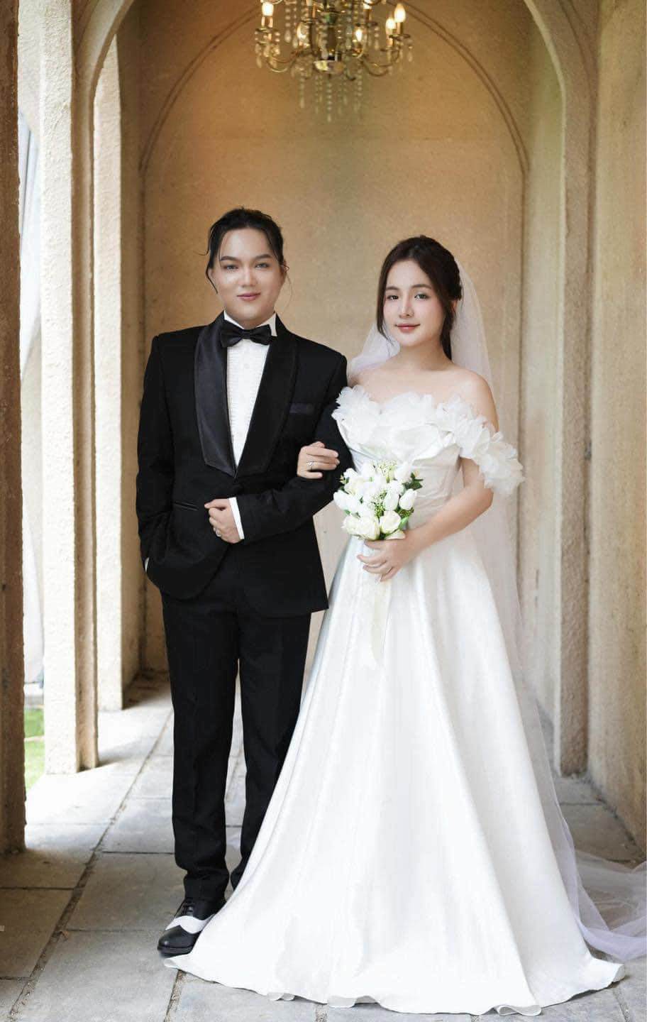 Cô gái chụp ảnh cưới cùng Phạm Thoại là ai?