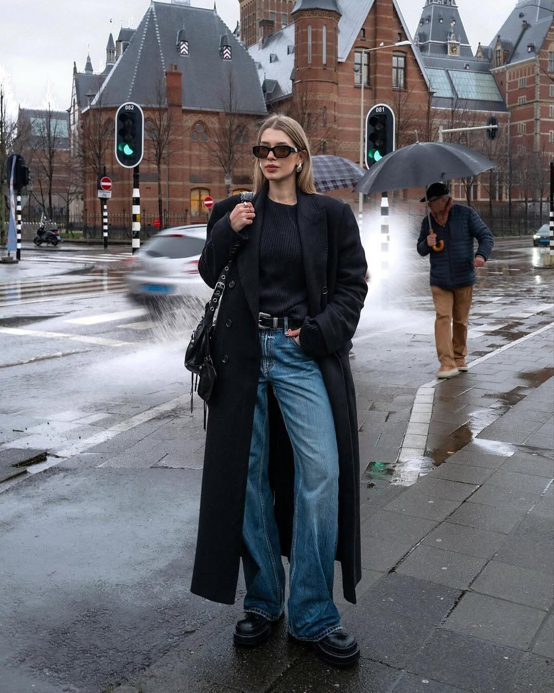 Mặc đồ tối màu đi làm sao cho đẹp? Tham khảo 10 outfit &#34;ruột&#34; của blogger thời trang lên đồ sang như minh tinh - 5