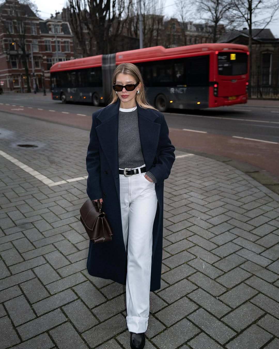 Mặc đồ tối màu đi làm sao cho đẹp? Tham khảo 10 outfit &#34;ruột&#34; của blogger thời trang lên đồ sang như minh tinh - 7