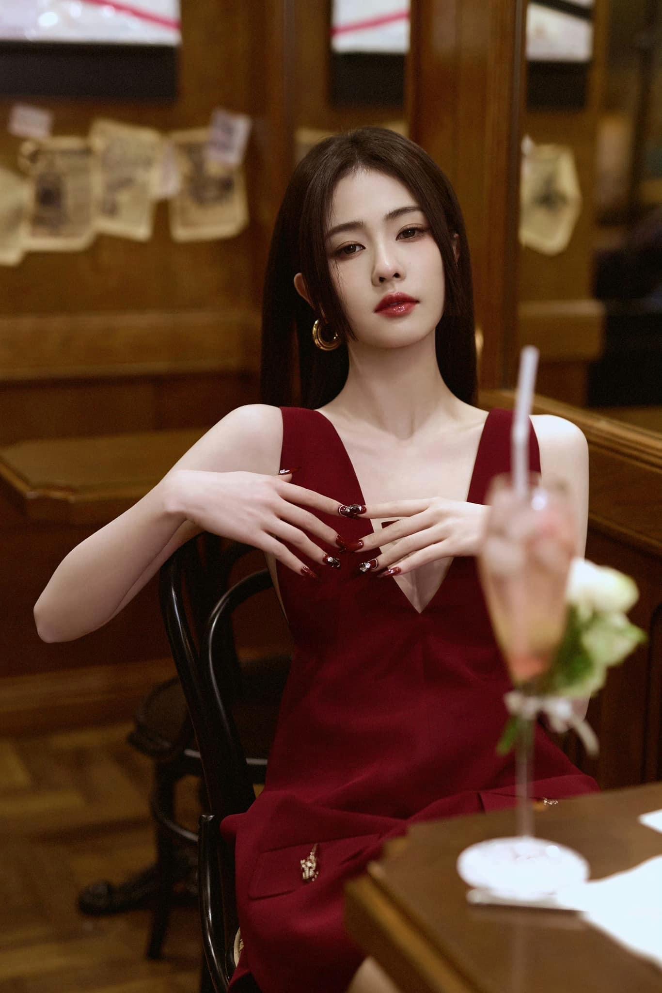 Triệu Lệ Dĩnh diện váy trăm triệu đi sự kiện nhưng hiếm khi làm móng, biết lý do nhiều người &#34;vỡ òa&#34; - 21