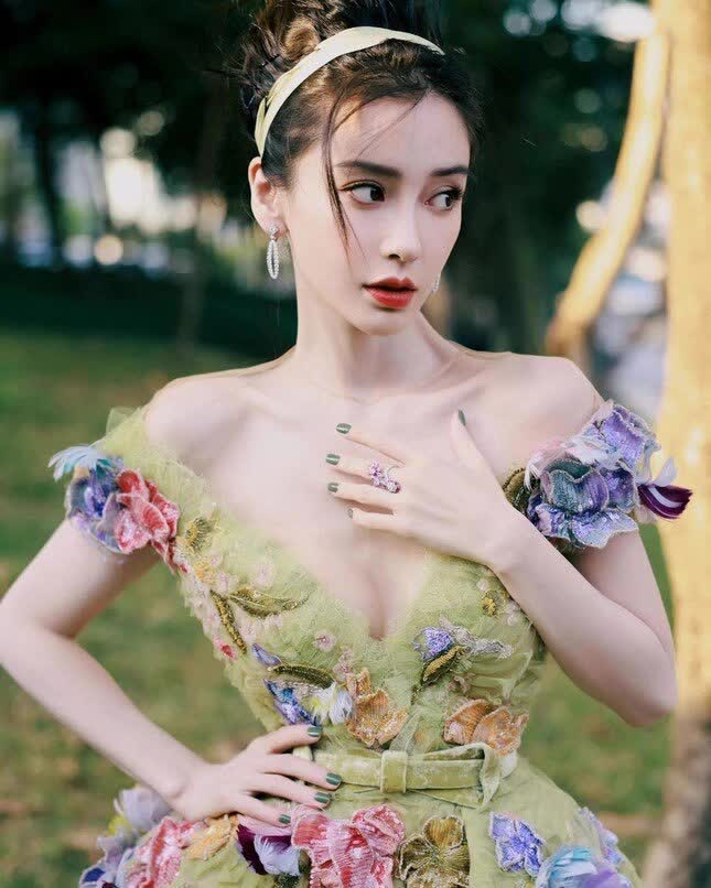 Triệu Lệ Dĩnh diện váy trăm triệu đi sự kiện nhưng hiếm khi làm móng, biết lý do nhiều người &#34;vỡ òa&#34; - 20