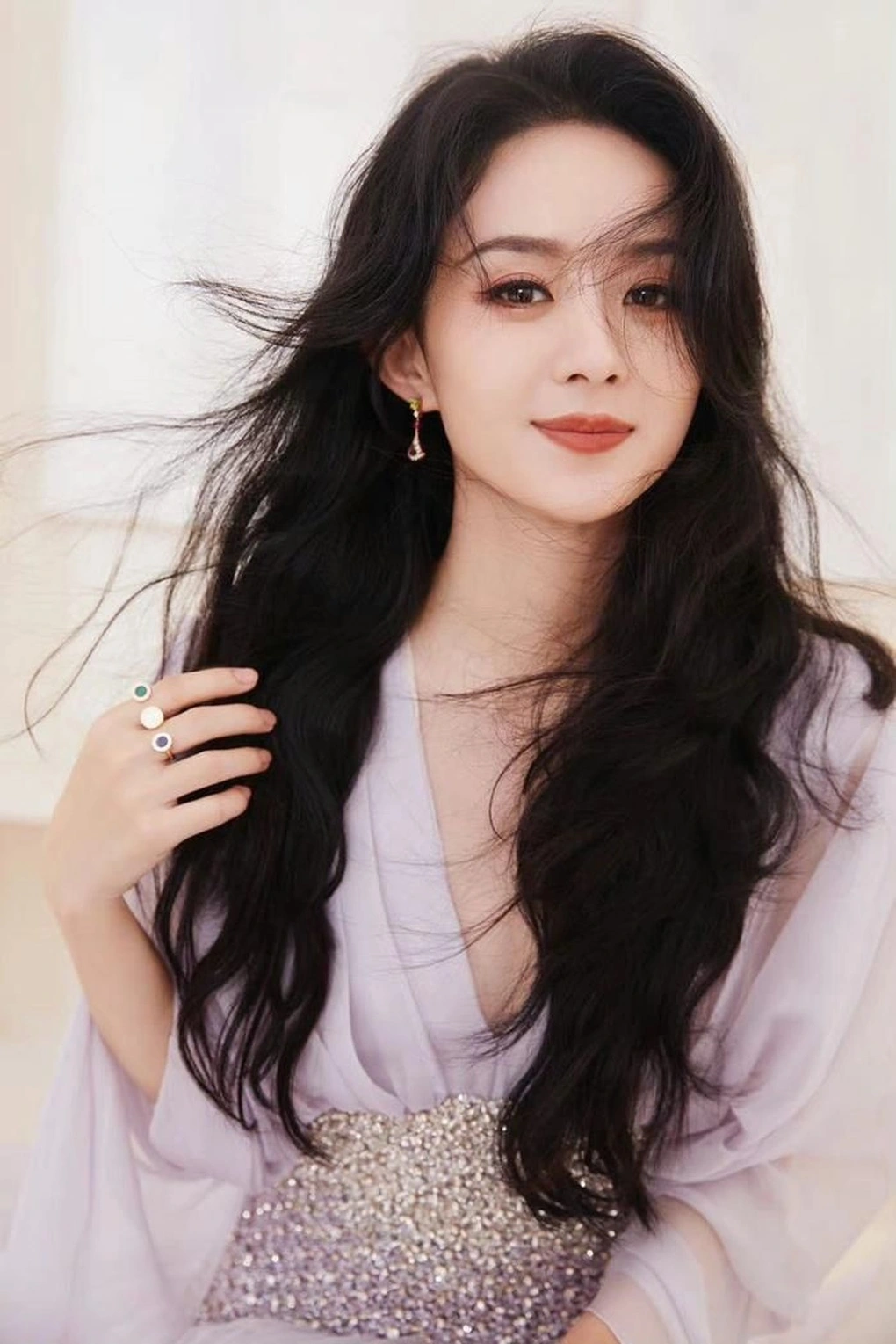 Triệu Lệ Dĩnh diện váy trăm triệu đi sự kiện nhưng hiếm khi làm móng, biết lý do nhiều người &#34;vỡ òa&#34; - 1