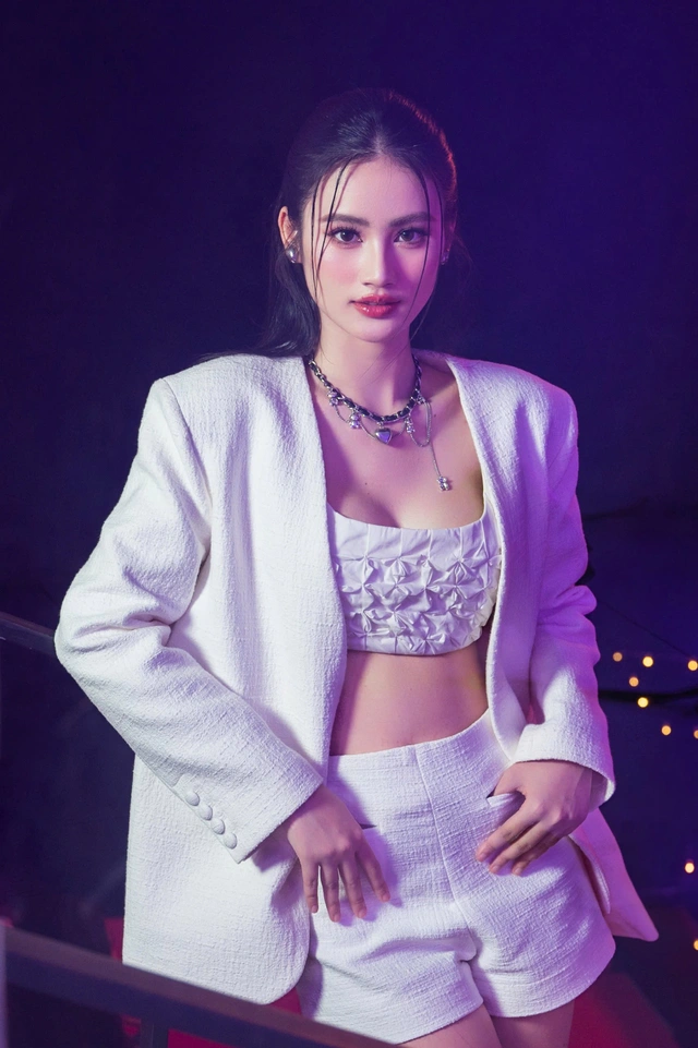 Hoa hậu Ý Nhi xinh như tiên tử trong ngày thông báo dừng học đi thi Miss World, CĐM săm soi một vết tích - 5