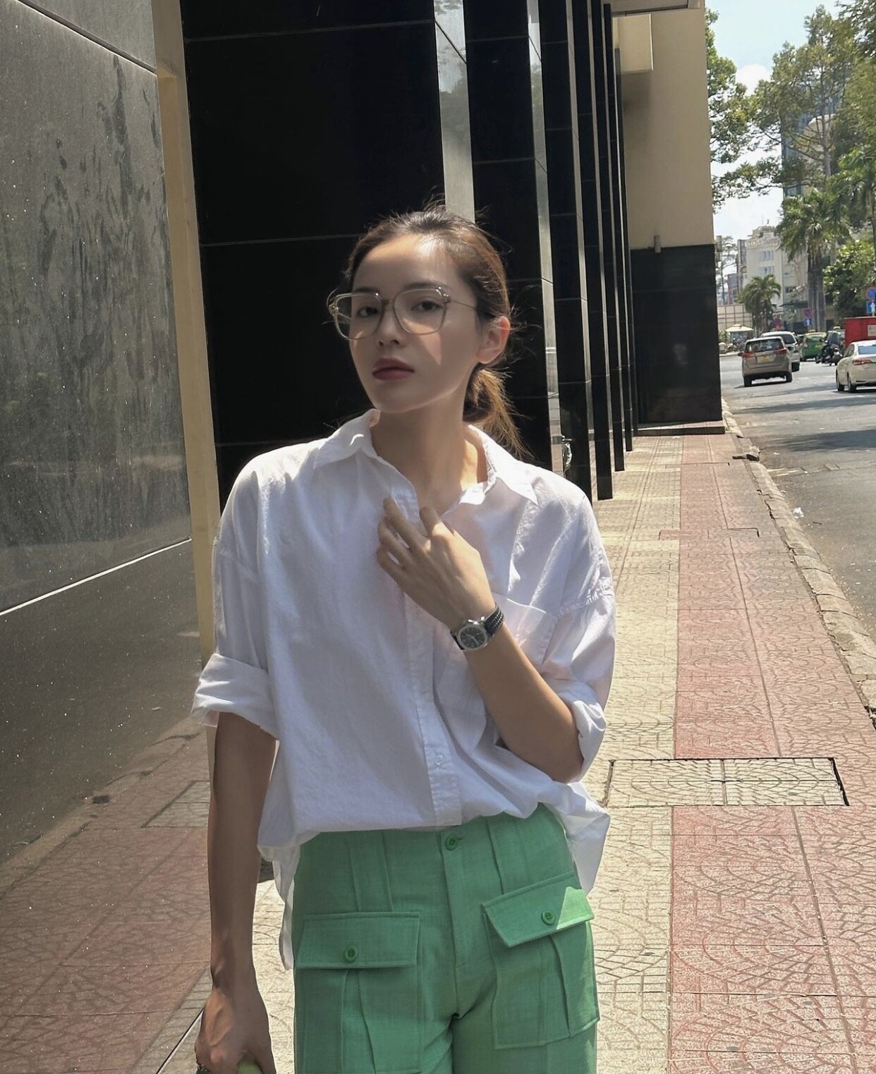 Phối áo sơ mi trắng với quần ống rộng thế nào vừa sang mà không mắc lỗi &#34;xuề xòa&#34;? Chị em công sở nên bỏ túi - 6