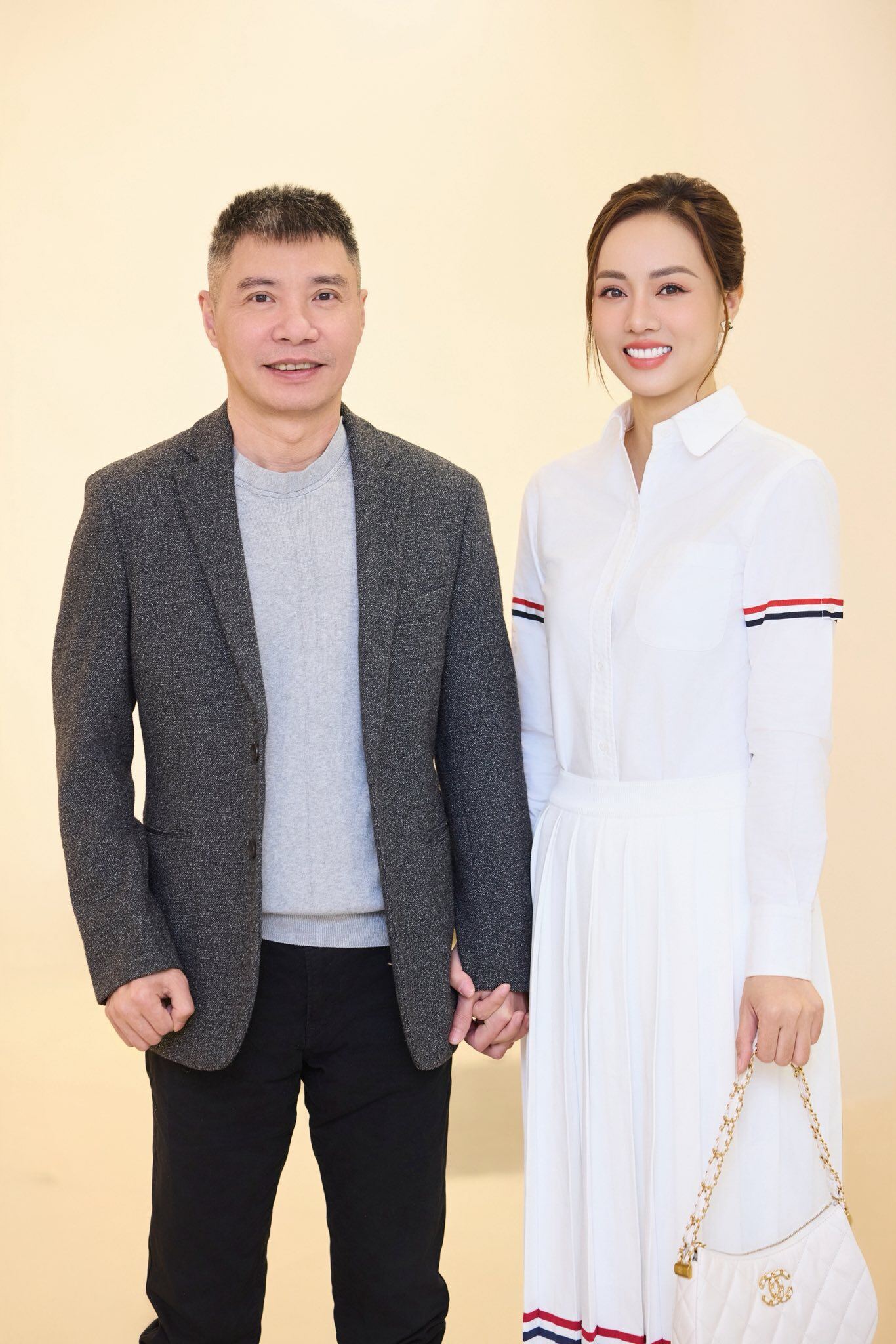 NSND Công Lý bỗng trẻ ra bất ngờ nhờ được vợ cho một thứ, dân mạng khen anh có bà xã tốt như "chĩnh vàng" - 8