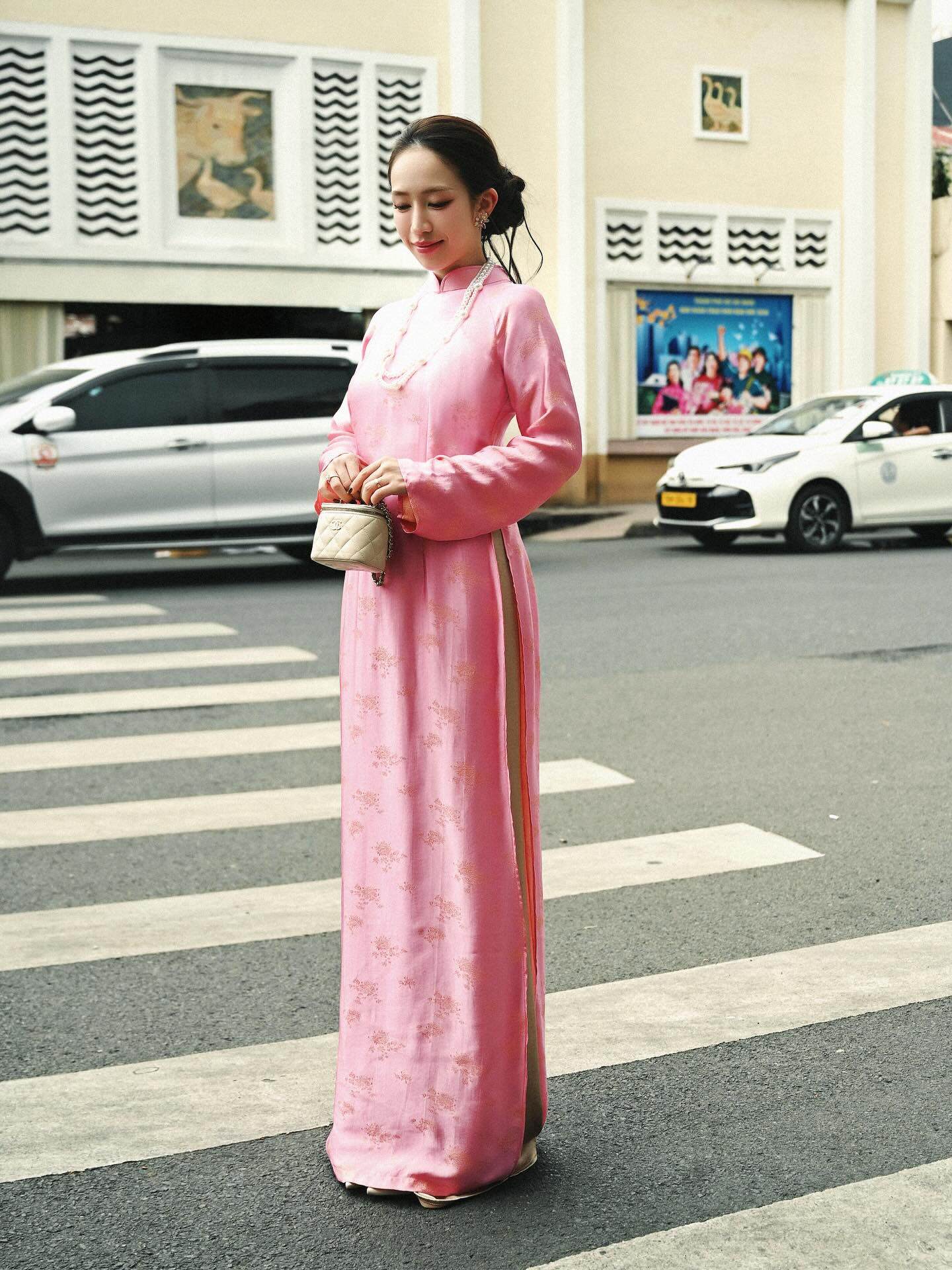 "Đối thủ" của Chi Pu dịp Tết qua: Mỗi ngày một bộ áo dài, bà ba không trùng lặp, phối với túi trăm triệu đi chợ - 10