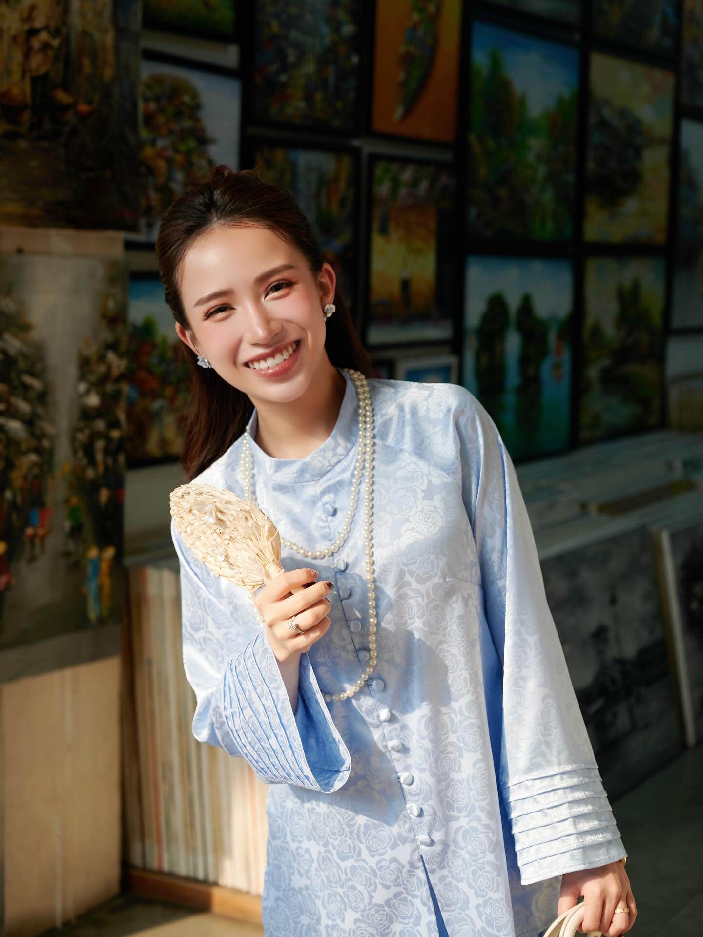 "Đối thủ" của Chi Pu dịp Tết qua: Mỗi ngày một bộ áo dài, bà ba không trùng lặp, phối với túi trăm triệu đi chợ - 12