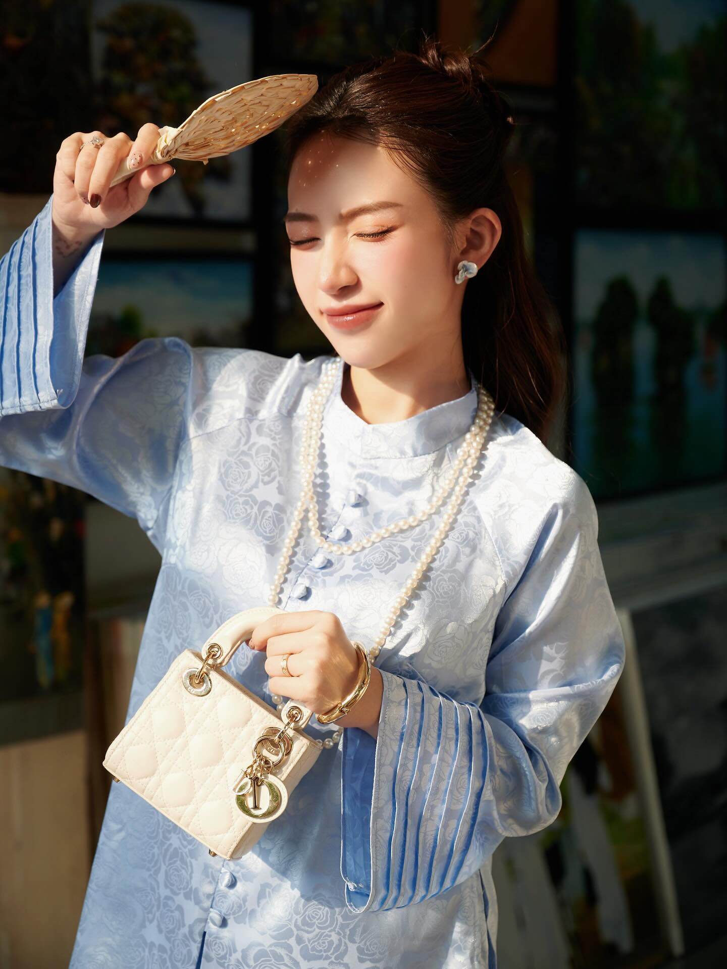 "Đối thủ" của Chi Pu dịp Tết qua: Mỗi ngày một bộ áo dài, bà ba không trùng lặp, phối với túi trăm triệu đi chợ - 13