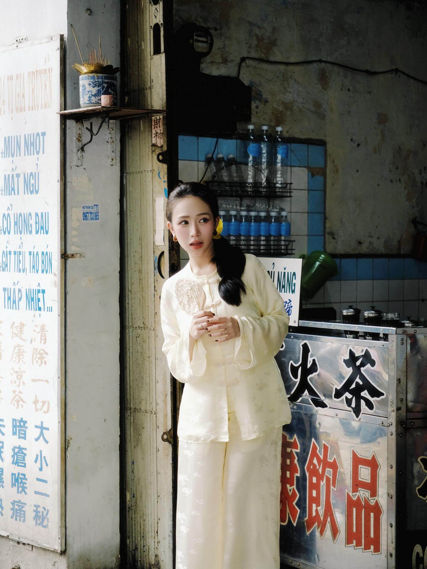 "Đối thủ" của Chi Pu dịp Tết qua: Mỗi ngày một bộ áo dài, bà ba không trùng lặp, phối với túi trăm triệu đi chợ - 8