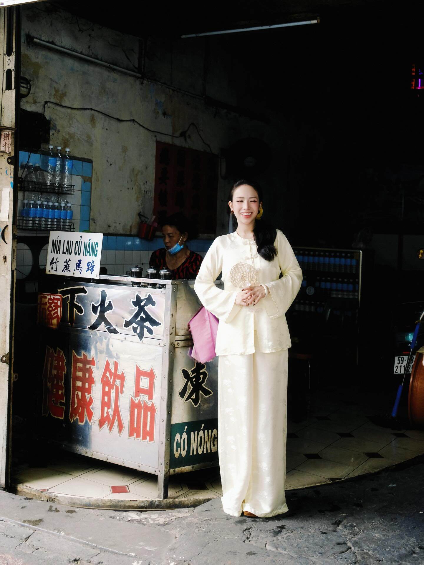 "Đối thủ" của Chi Pu dịp Tết qua: Mỗi ngày một bộ áo dài, bà ba không trùng lặp, phối với túi trăm triệu đi chợ - 9