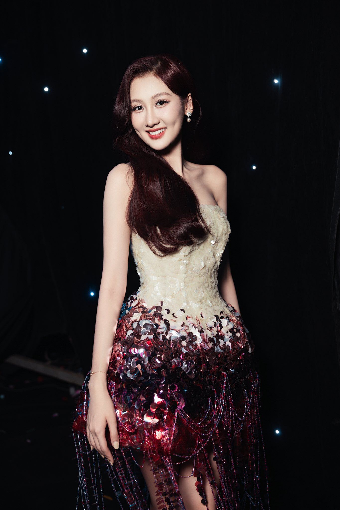 Gần triệu lượt xem hoa hậu Quế Anh "lột xác" với mái tóc đỏ, body uốn lượn quyến rũ khiến fan đòi đi thi lại gấp - 13