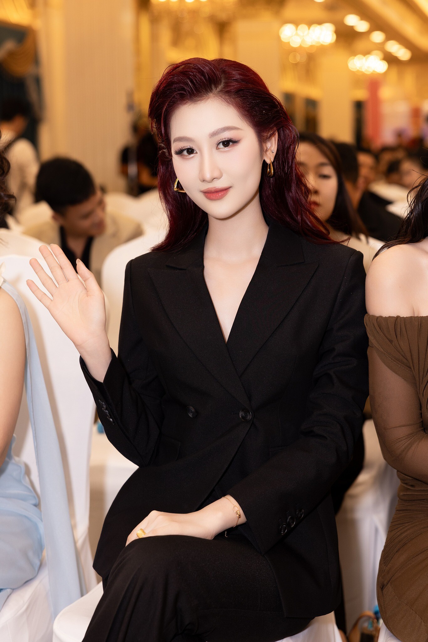 Gần triệu lượt xem hoa hậu Quế Anh "lột xác" với mái tóc đỏ, body uốn lượn quyến rũ khiến fan đòi đi thi lại gấp - 12