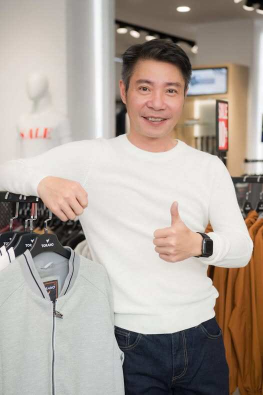 NSND Công Lý bỗng trẻ ra bất ngờ nhờ được vợ cho một thứ, dân mạng khen anh có bà xã tốt như "chĩnh vàng" - 11