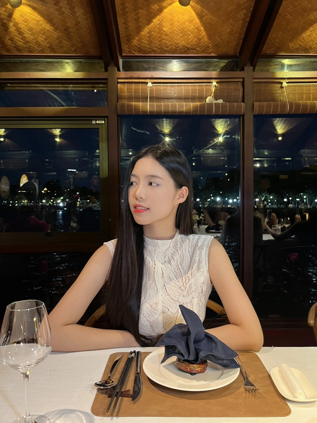 Nhan sắc xinh đẹp "chấp" cả cam thường của Á hậu cao 1m70 lọt top tìm kiếm với Đình Bắc - 9