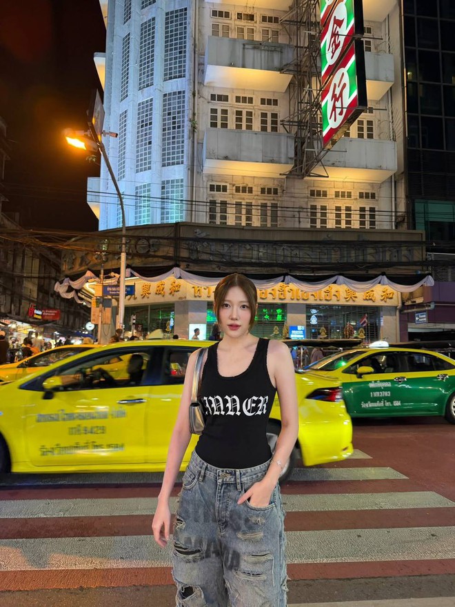 Nhan sắc 2 em gái Trấn Thành: Người "giàu nhất nhà" sống giản dị, em út ngày càng "Hàn hóa" giống chị dâu - 24