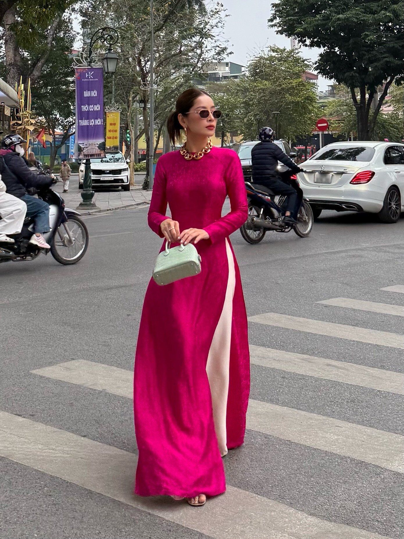 "Đối thủ" của Chi Pu dịp Tết qua: Mỗi ngày một bộ áo dài, bà ba không trùng lặp, phối với túi trăm triệu đi chợ - 4