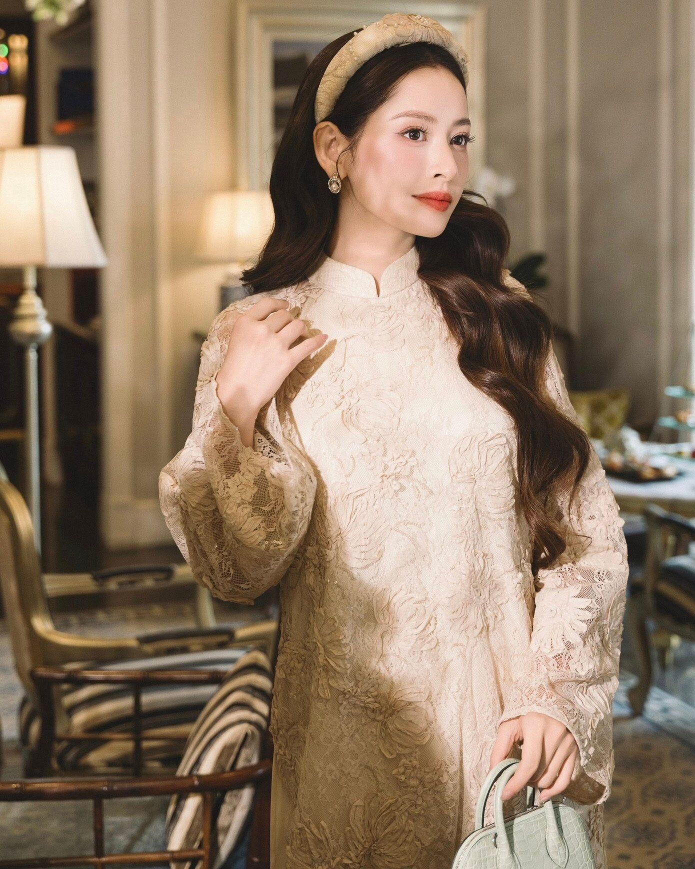 "Đối thủ" của Chi Pu dịp Tết qua: Mỗi ngày một bộ áo dài, bà ba không trùng lặp, phối với túi trăm triệu đi chợ - 1