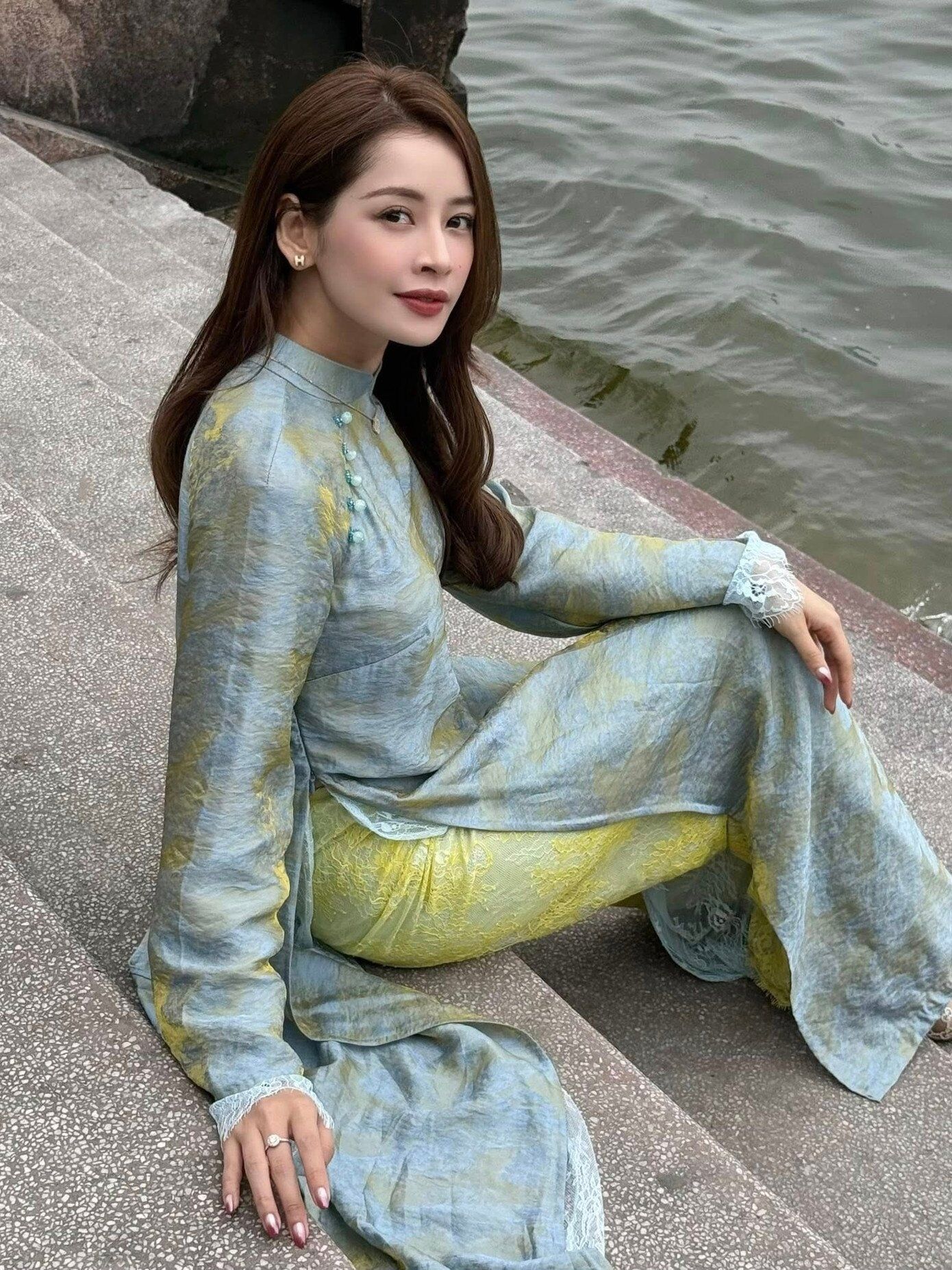 "Đối thủ" của Chi Pu dịp Tết qua: Mỗi ngày một bộ áo dài, bà ba không trùng lặp, phối với túi trăm triệu đi chợ - 3