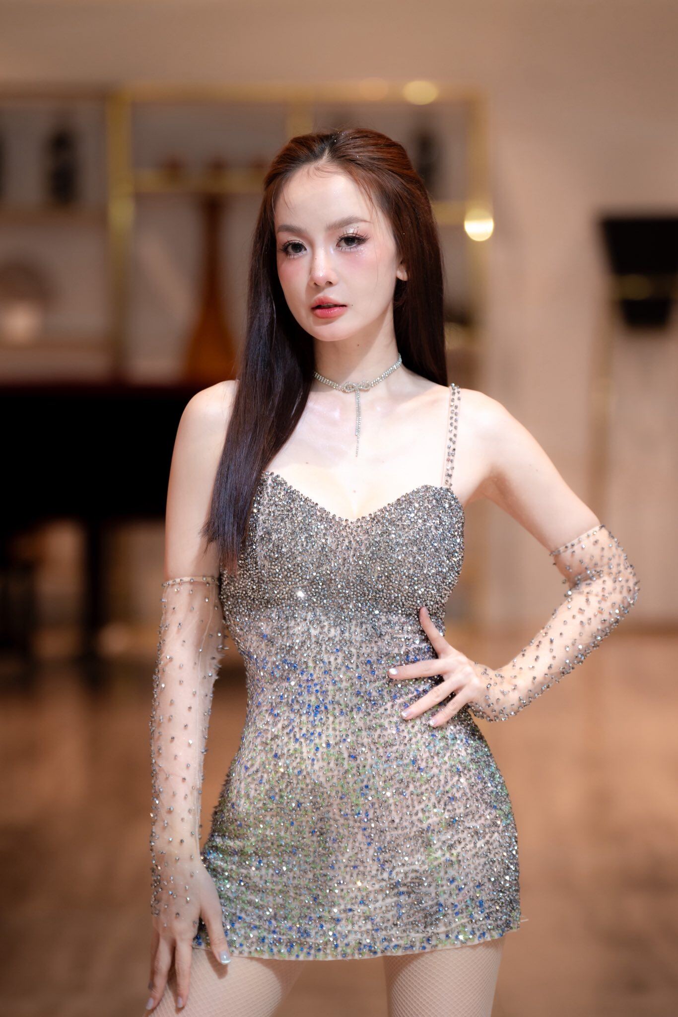 Mỹ nhân hẹn hò Liên Bỉnh Phát là "bản sao" Triệu Lệ Dĩnh, mặc nóng bỏng khoe đường cong đẹp hút hồn - 8