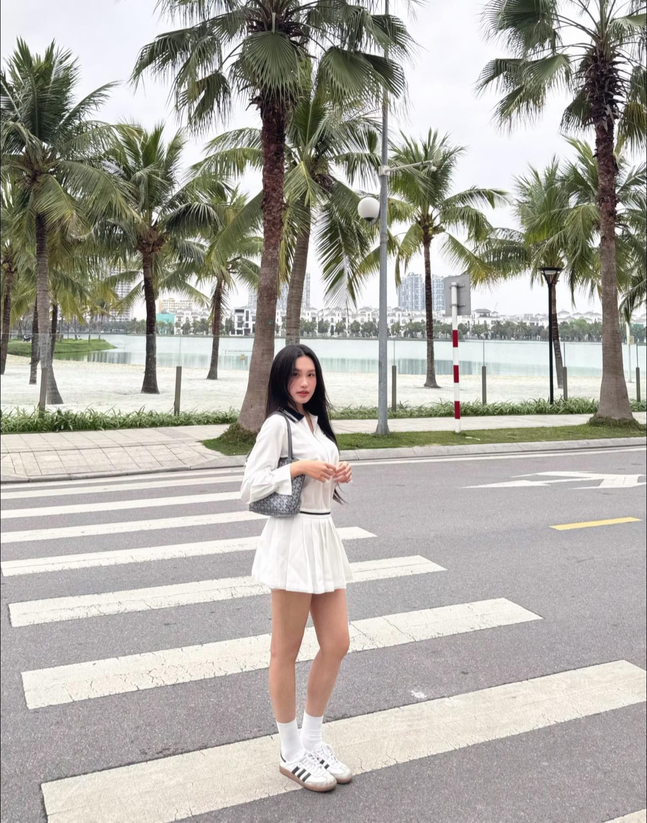 4 mỹ nhân Việt sở hữu "cặp kiếm Nhật" đẹp nõn nà: Hồ Ngọc Hà trắng không tì vết, cái tên cuối mới bất ngờ - 17