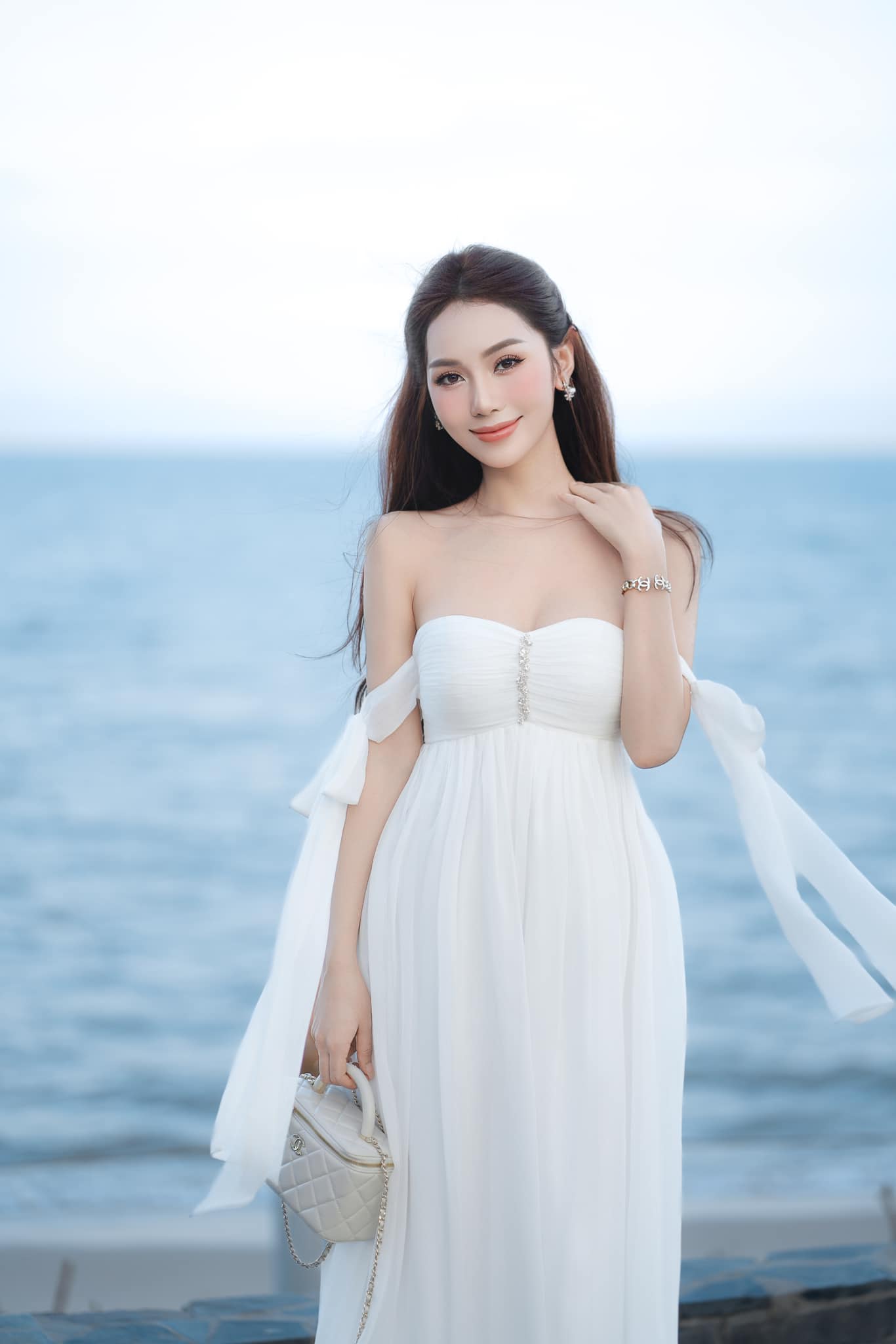 Hot girl Việt trên mạng "xinh như hoa" nhưng "lộ nguyên hình" qua camera thường, mê cắt xẻ táo bạo khoe body "bốc lửa" - 8