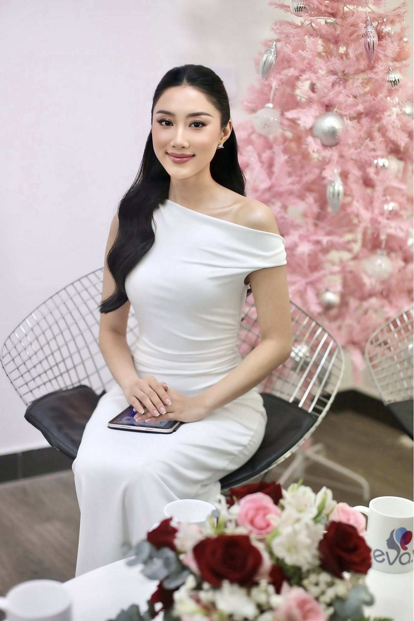 Nữ MC gây sốt khi "đọ sắc" bên Top 2 Miss Cosmo: Thi Hoa hậu lọt Top 20, visual như "sinh đôi" với Phương Linh - 9