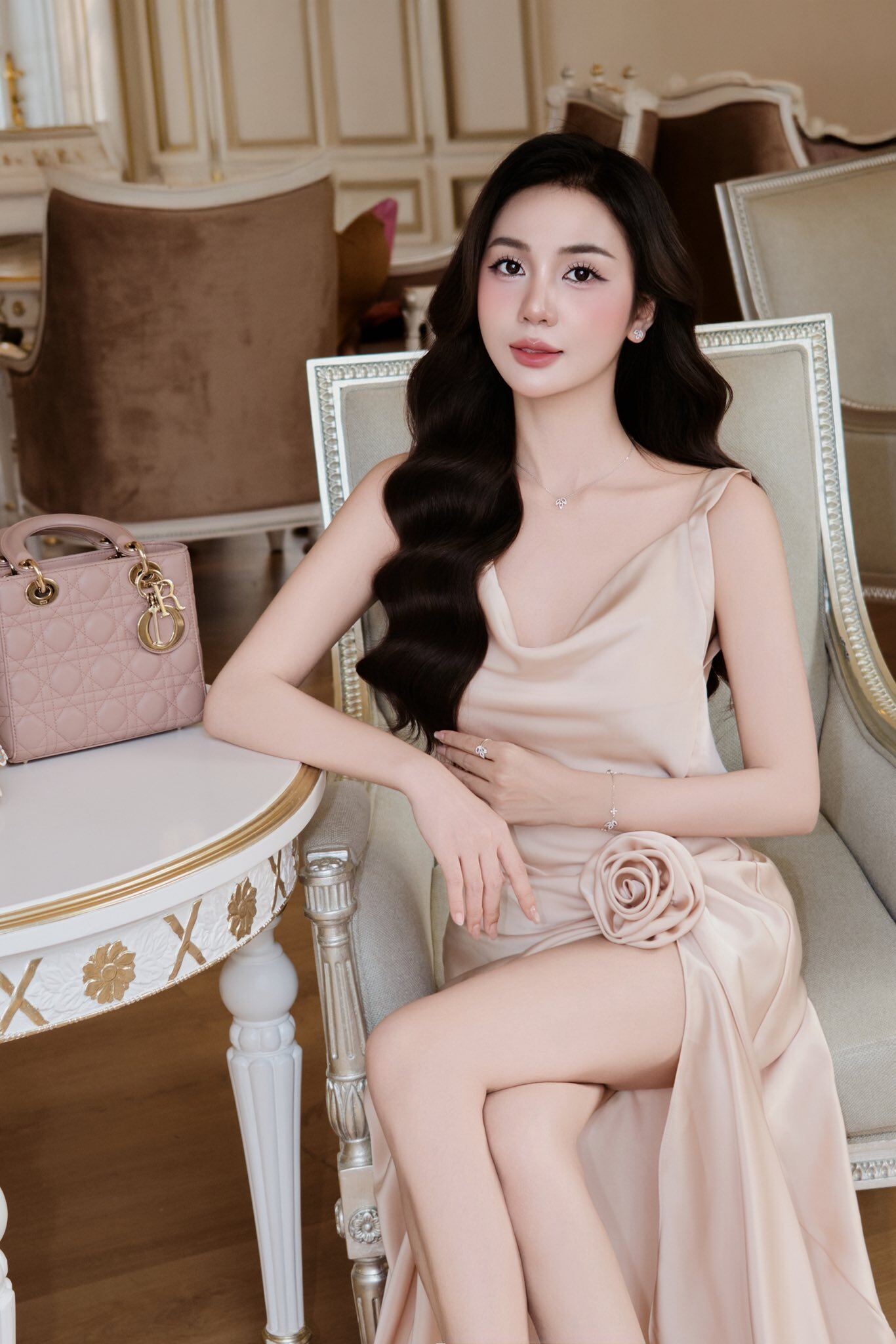 Hot girl Việt trên mạng "xinh như hoa" nhưng "lộ nguyên hình" qua camera thường, mê cắt xẻ táo bạo khoe body "bốc lửa" - 9