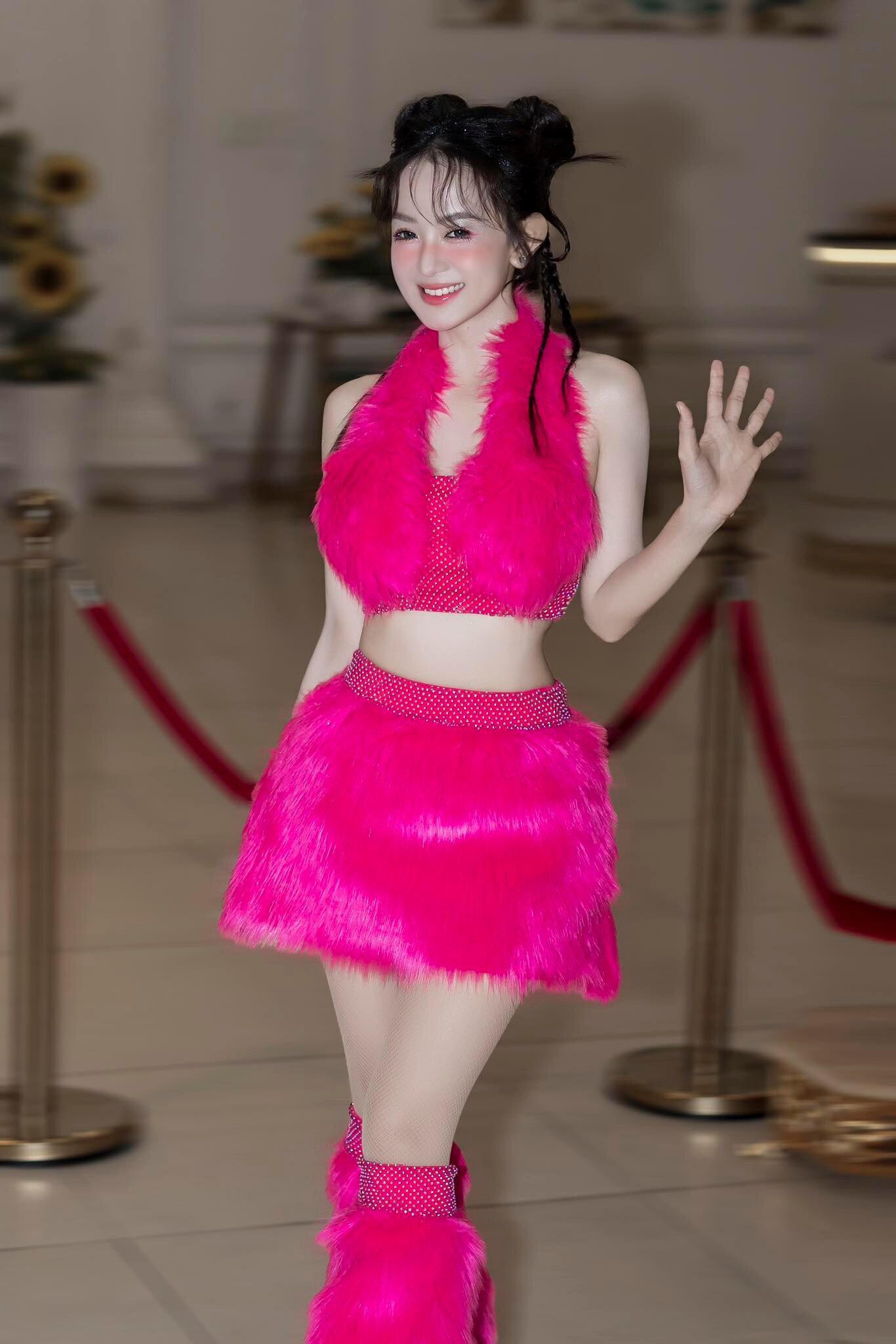 Mỹ nhân hẹn hò Liên Bỉnh Phát là "bản sao" Triệu Lệ Dĩnh, mặc nóng bỏng khoe đường cong đẹp hút hồn - 5