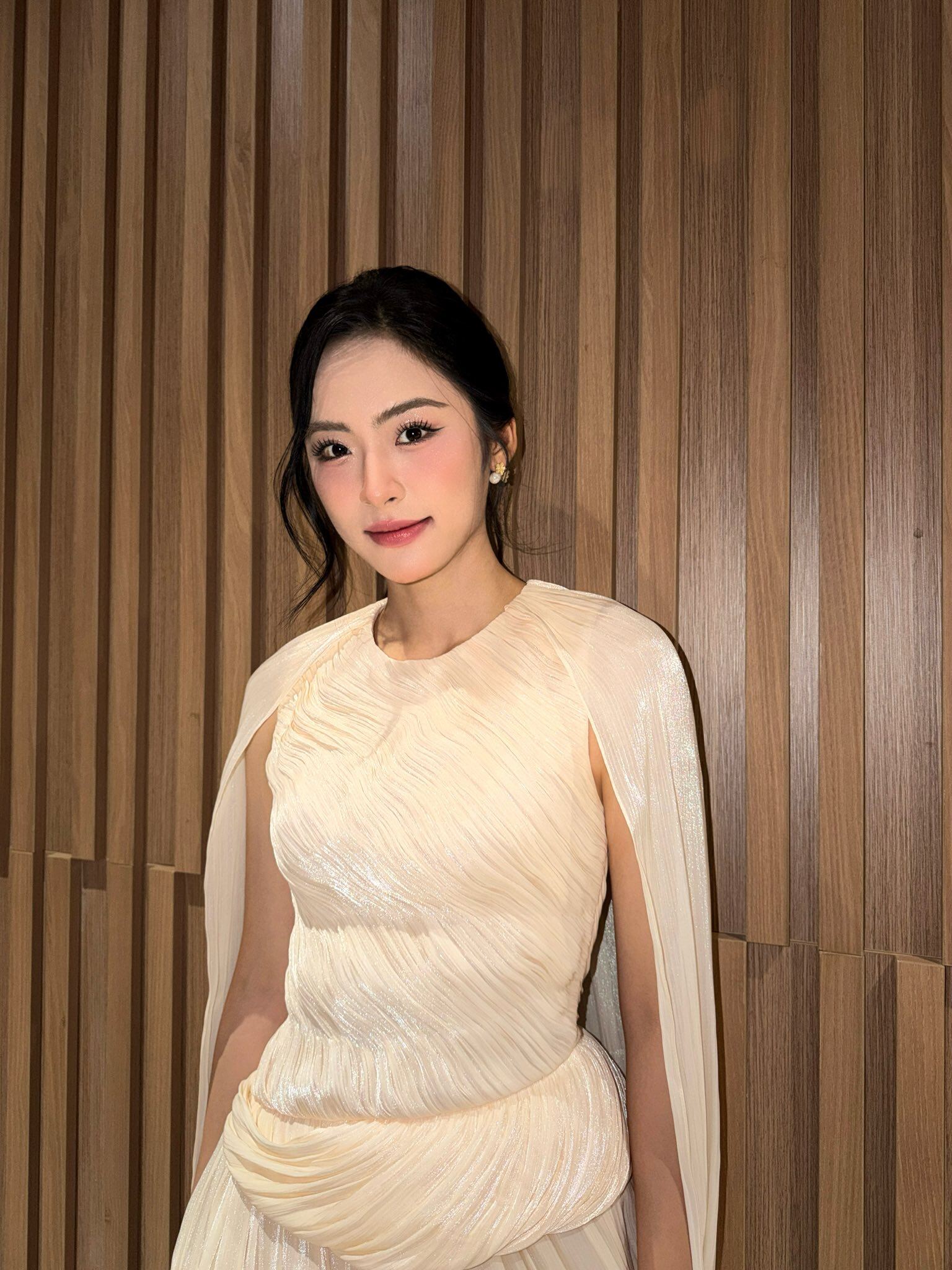 Cô gái cao 1m74 từng bán bánh mì mưu sinh giờ là Á hậu Việt Nam, ảnh mặt mộc "gây sốt" - 4