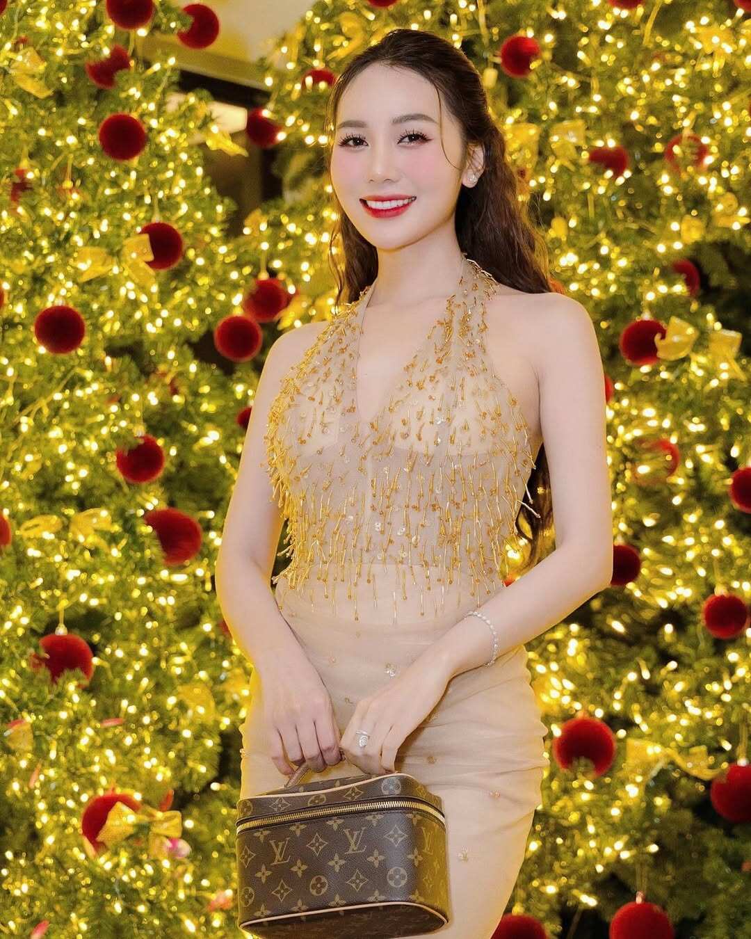 Hot girl Việt trên mạng "xinh như hoa" nhưng "lộ nguyên hình" qua camera thường, mê cắt xẻ táo bạo khoe body "bốc lửa" - 11