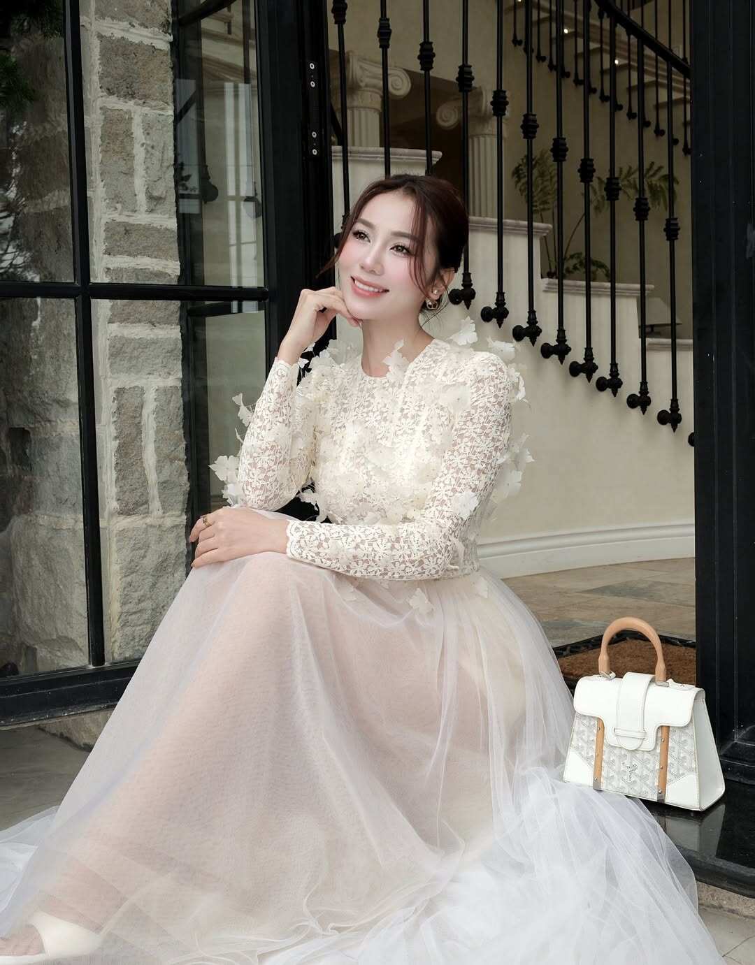 Hot girl Việt trên mạng "xinh như hoa" nhưng "lộ nguyên hình" qua camera thường, mê cắt xẻ táo bạo khoe body "bốc lửa" - 10