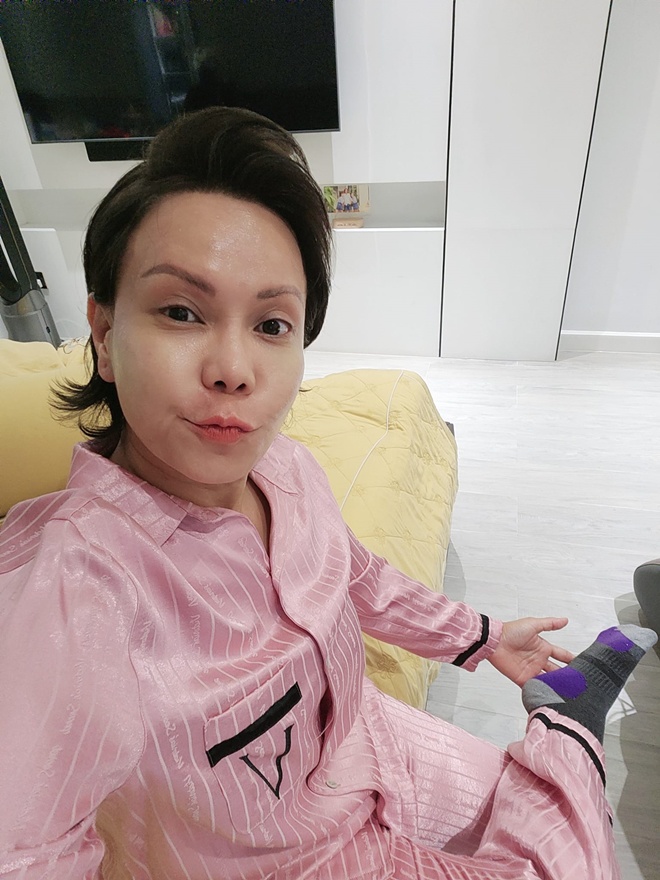 Việt Hương lo lắng vì gương mặt méo khác lạ, biết lý do ai cũng xót xa và cảm phục - 1