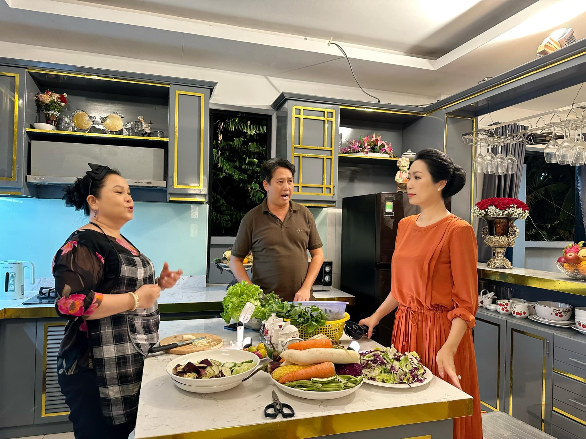 Người tình thuở hàn vi của MC Quyền Linh giờ U55 diện áo tắm, fans phải gọi chị vì đường cong mơn mởn - 17