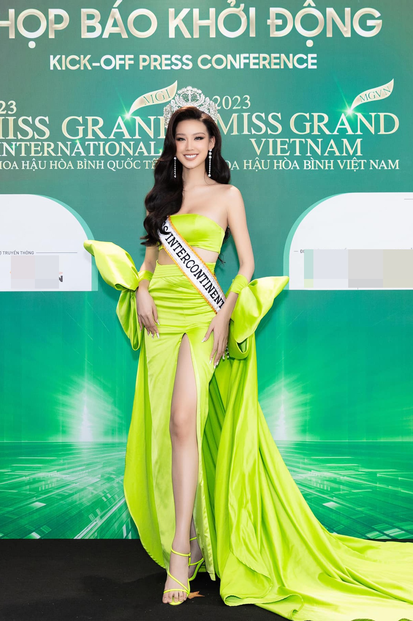 Cô gái Cần Thơ có đôi chân nuột hơn Mai Phương Thúy, cao gần 1m9, biến Công Vinh thành tí hon - 5