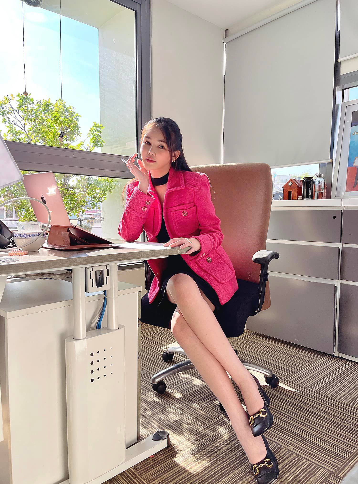 Xưa đăng quang với đôi môi sưng phồng, Lê Âu Ngân Anh giờ đội lại vương miện, được khen tới tấp - 13