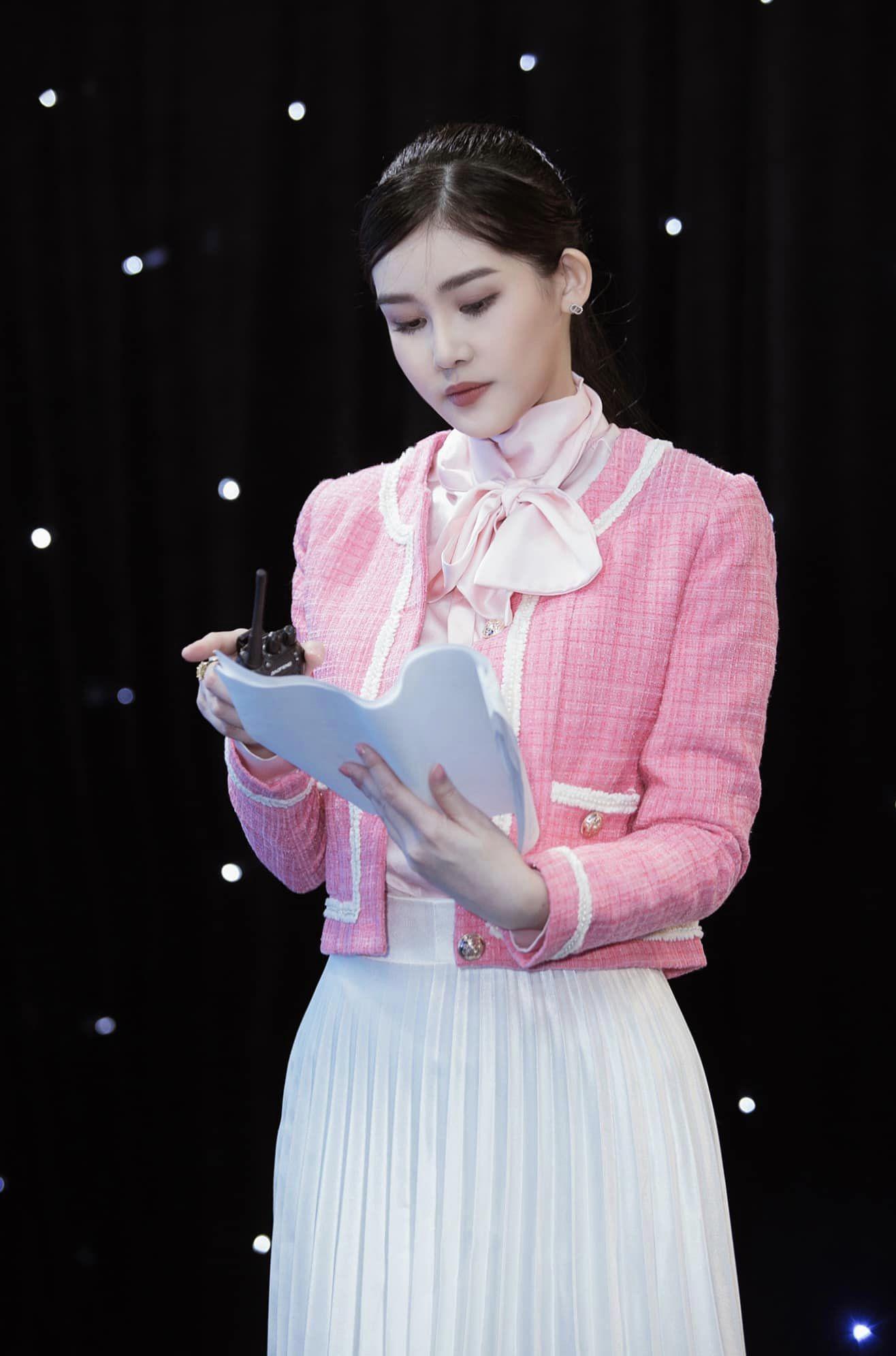 Xưa đăng quang với đôi môi sưng phồng, Lê Âu Ngân Anh giờ đội lại vương miện, được khen tới tấp - 15