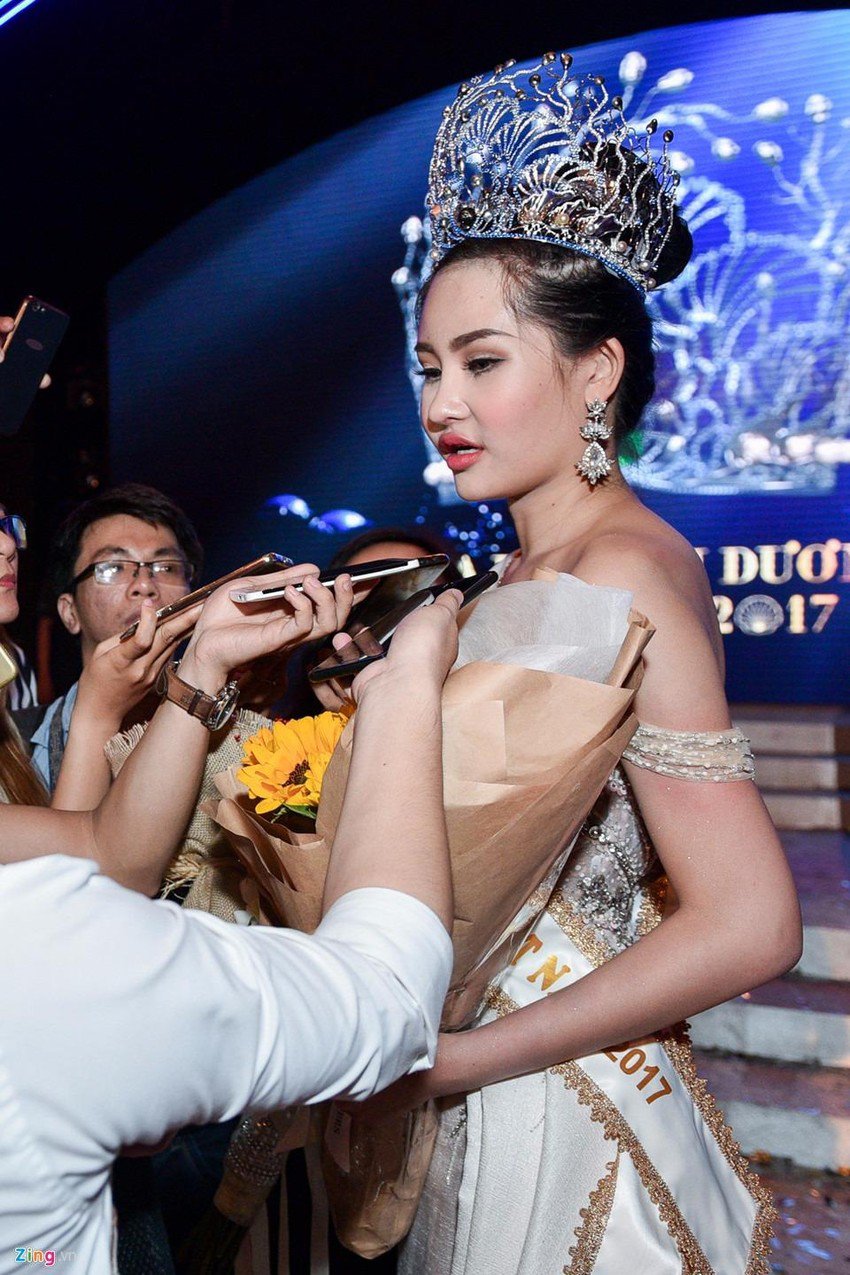 Xưa đăng quang với đôi môi sưng phồng, Lê Âu Ngân Anh giờ đội lại vương miện, được khen tới tấp - 4
