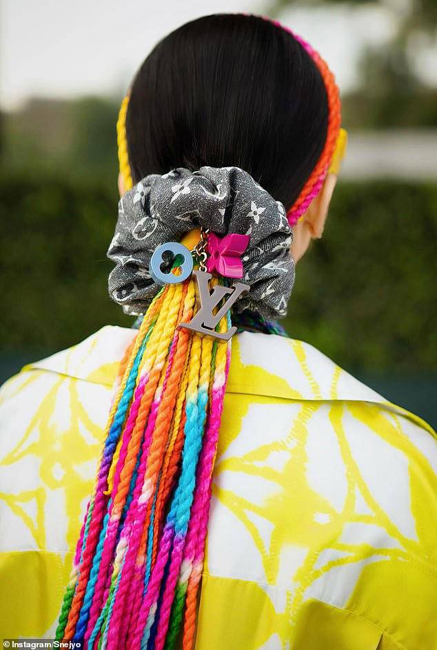 Cặp chị em "nổi như cồn" biến túi 100 triệu thành kẹp tóc, gu thời trang xa hoa chưa từng có trên thế giới - 7