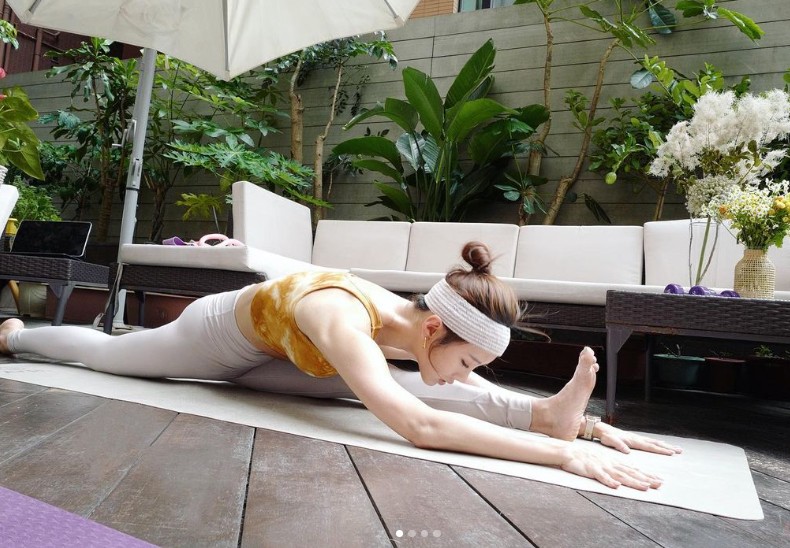 "Thiên thần Hồng Kông" tung ảnh khoe cơ bụng, lộ thân hình "phản khoa học" nhờ công thức giảm cân không giảm ngực - 9