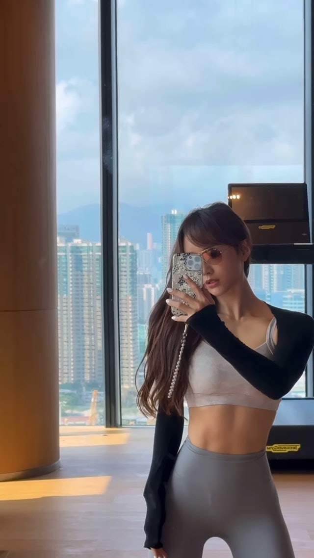 "Thiên thần Hồng Kông" tung ảnh khoe cơ bụng, lộ thân hình "phản khoa học" nhờ công thức giảm cân không giảm ngực - 4
