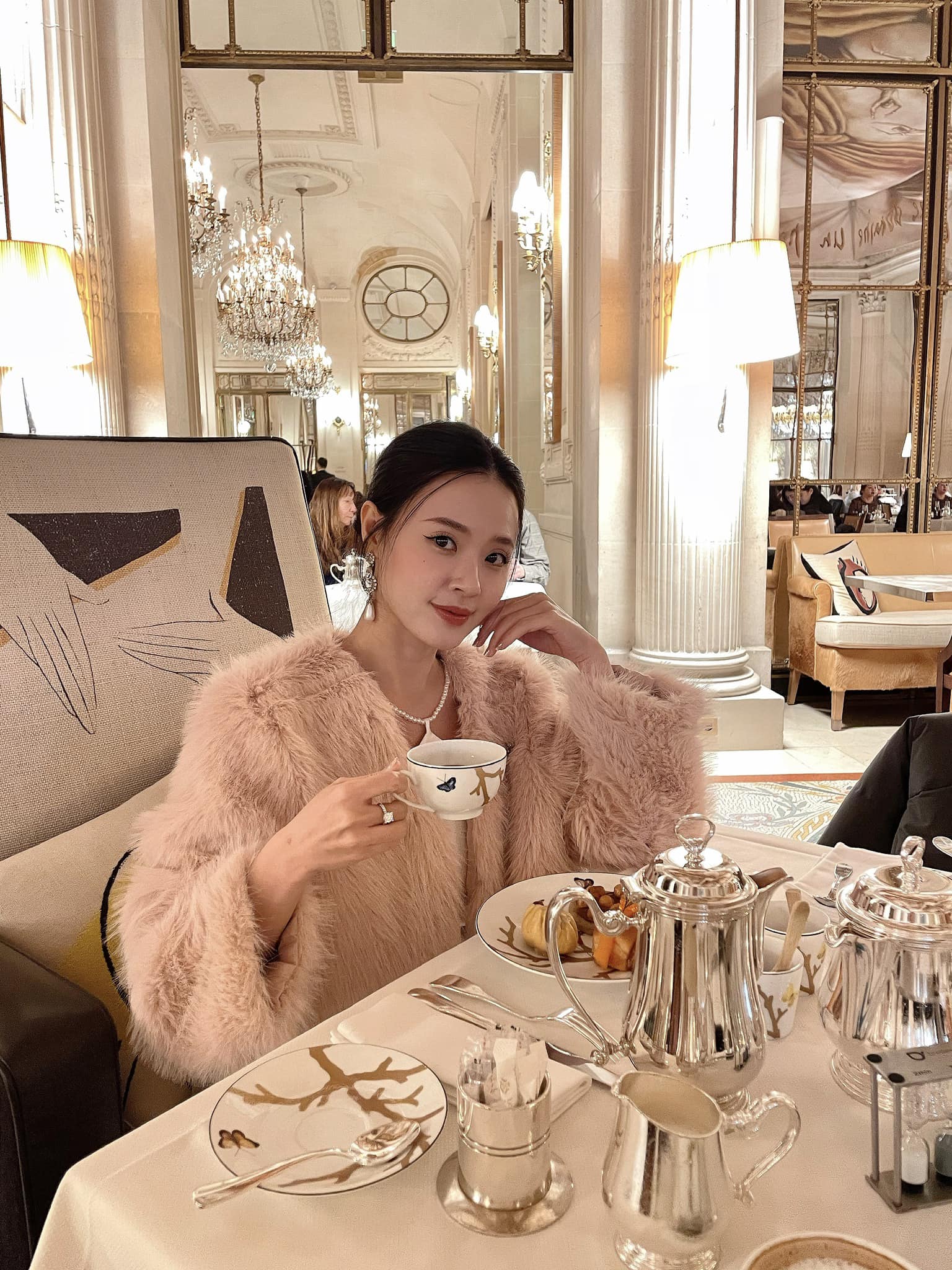 Hai &#34;phú bà&#34; tuổi Canh Ngọ đẹp như hoa nhưng lấy chồng muộn, có phong cách ăn mặc &#34;đắt xắt ra miếng&#34; - 5