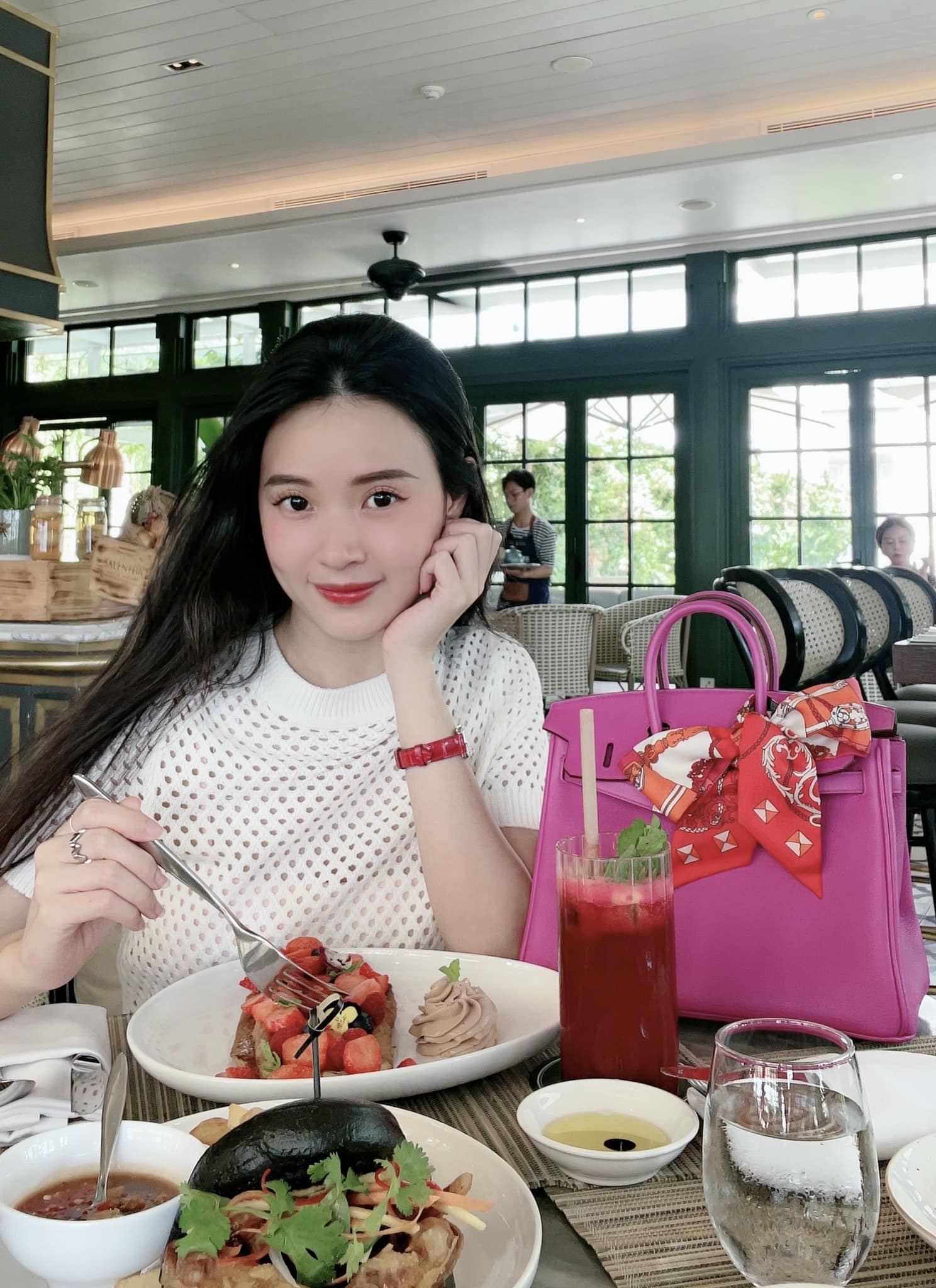 Hai &#34;phú bà&#34; tuổi Canh Ngọ đẹp như hoa nhưng lấy chồng muộn, có phong cách ăn mặc &#34;đắt xắt ra miếng&#34; - 4