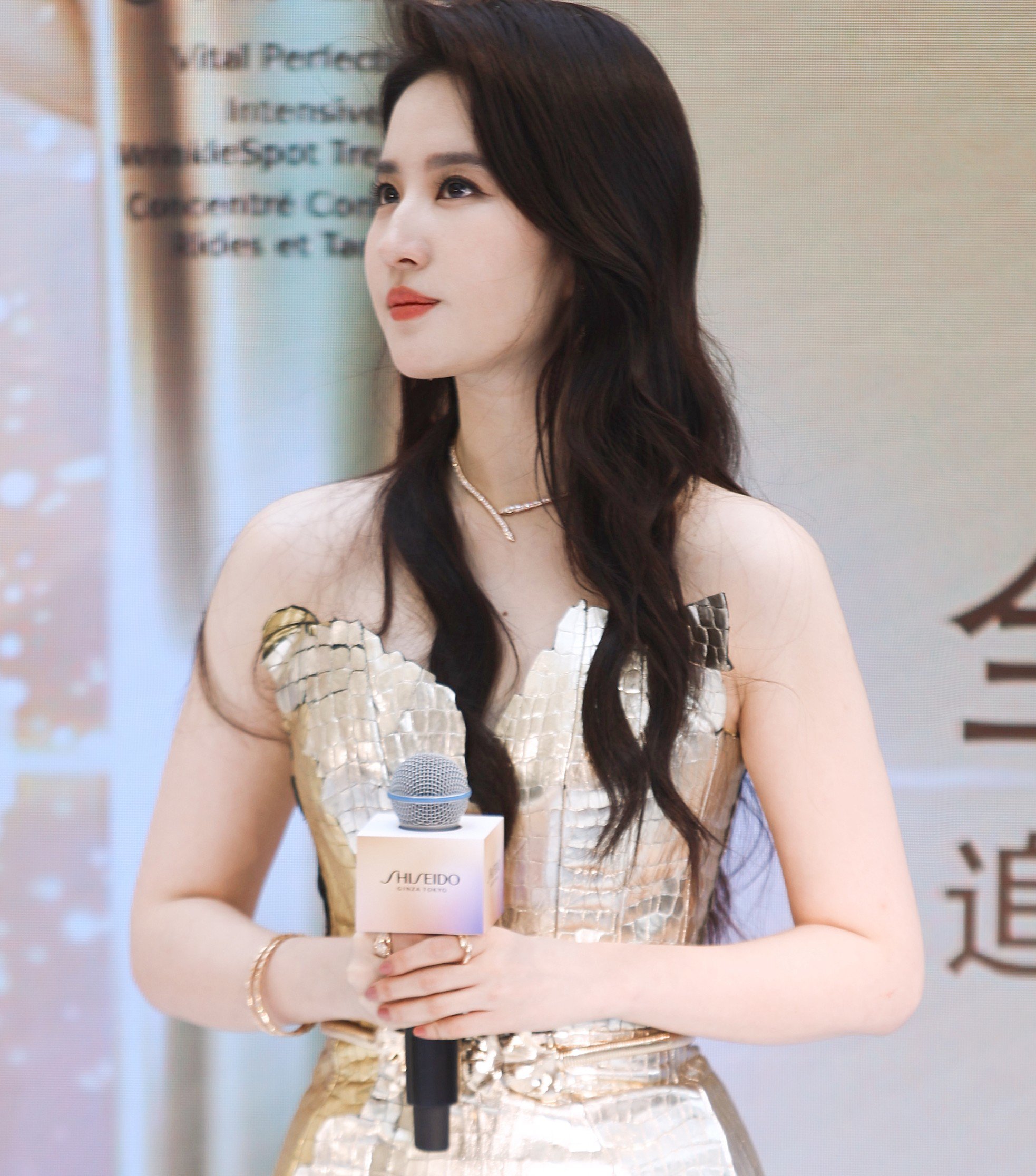 &#34;Thần tiên tỷ tỷ&#34; bị vây quanh bởi hàng trăm người, lộ body thật không thon gọn nhưng vẫn đẹp khó chê - 2
