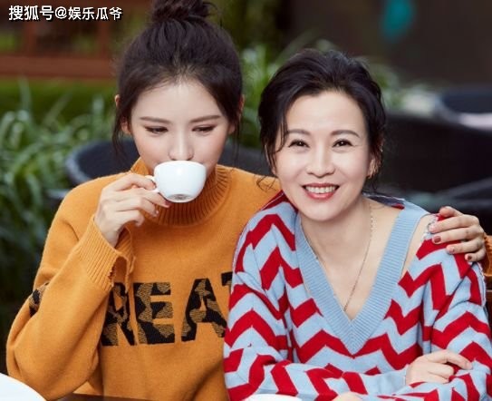 Bị đồn sửa cả mặt, nữ thần Trung Quốc khiến dân mạng &#34;quay xe&#34; khi khoe nhan sắc mẹ ruột - 12